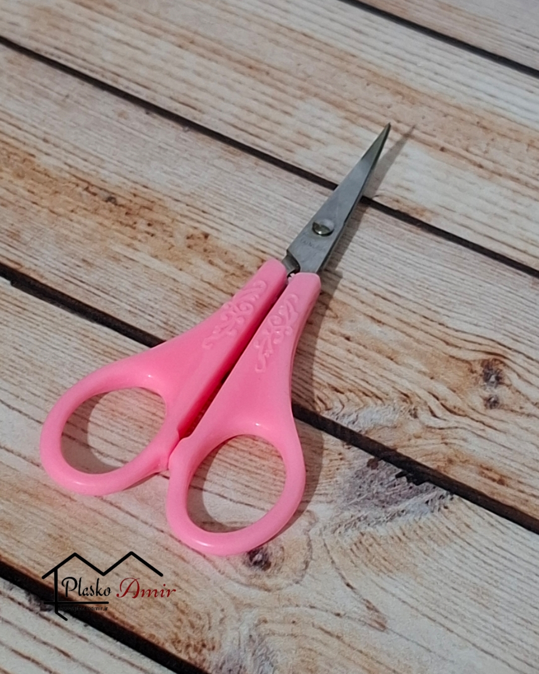 قیچی ابرو دسته صورتی